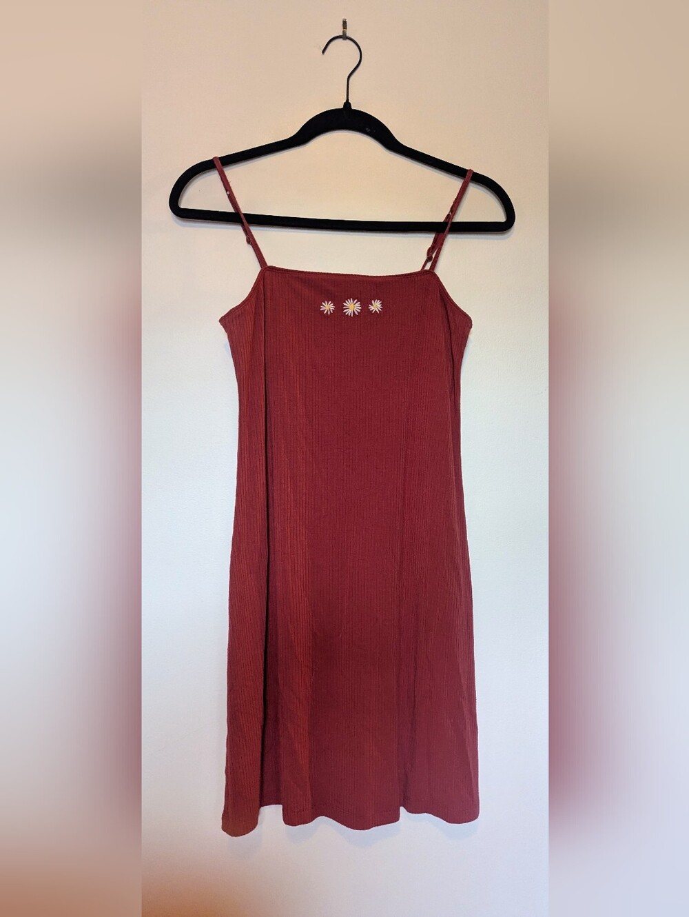 Hollister Terracotta Red Lightweight Ribbed Embroidered Flowers Mini Dress sz M